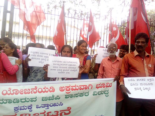 ಅಕ್ರಮ ಭೂ ಮಂಜೂರು ಮಾಡಿರುವವರ ಮೇಲೆ ಕ್ರಮಕ್ಕೆ ಆಗ್ರಹಿಸಿ ಪ್ರತಿಭಟನೆ